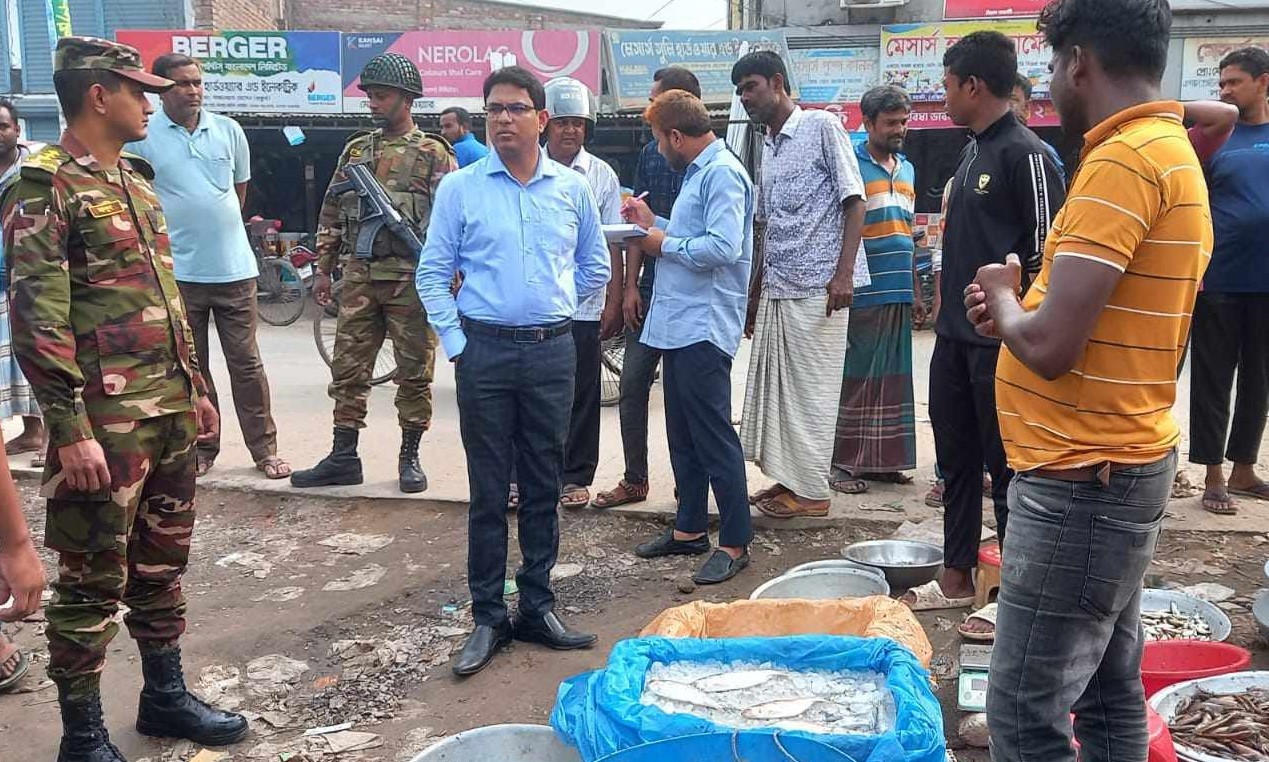 লালপুরে ফুটপাতে মাছের বাজার, ৫ ব্যবসায়ীকে জরিমানা