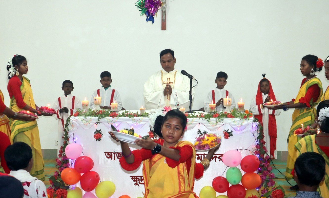 ফুলবাড়ীতে বড়দিন পালিত গীর্জায় গীর্জায় প্রার্থনা