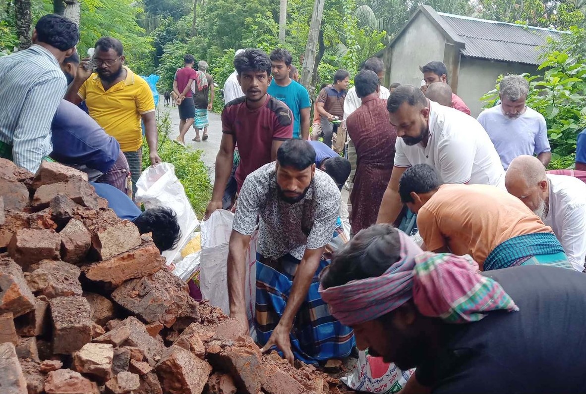 দেবহাটায় বেড়িবাঁধ রক্ষায় জামায়াত