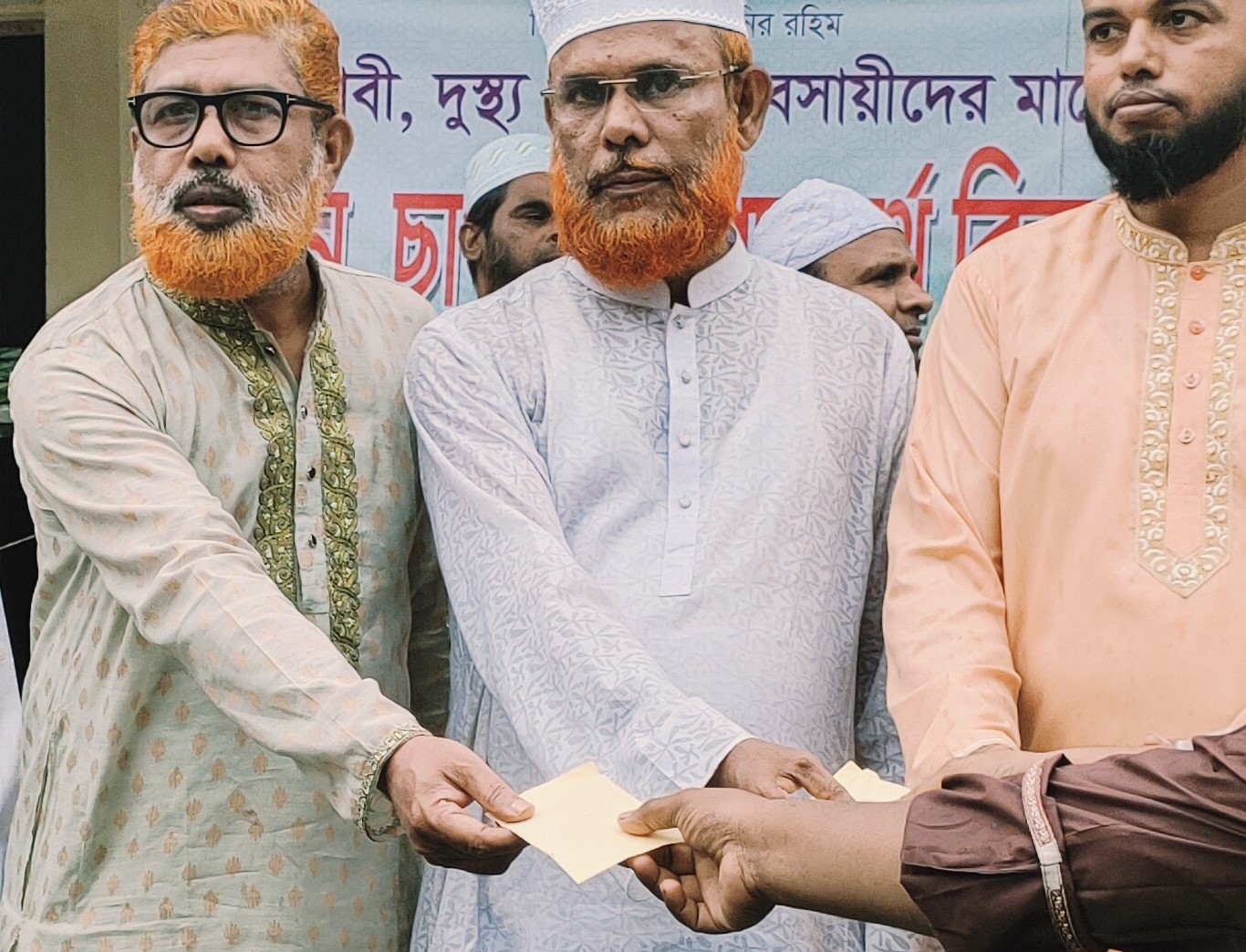 ঝিকরগাছায় জামায়াতের উদ্যোগে ভ্যান ছাগল ও নগদ অর্থ প্রদান