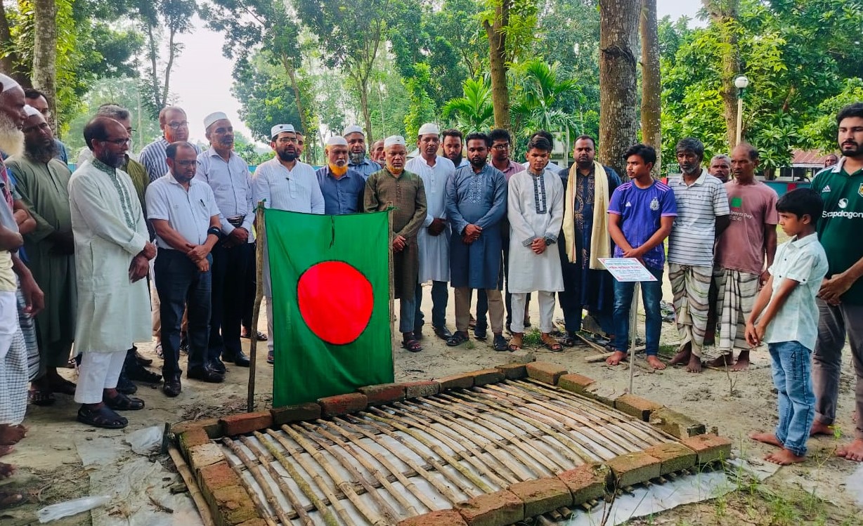 পাবনার দুই শহীদের কবর যিয়ারত করলেন অধ্যক্ষ আউয়াল 