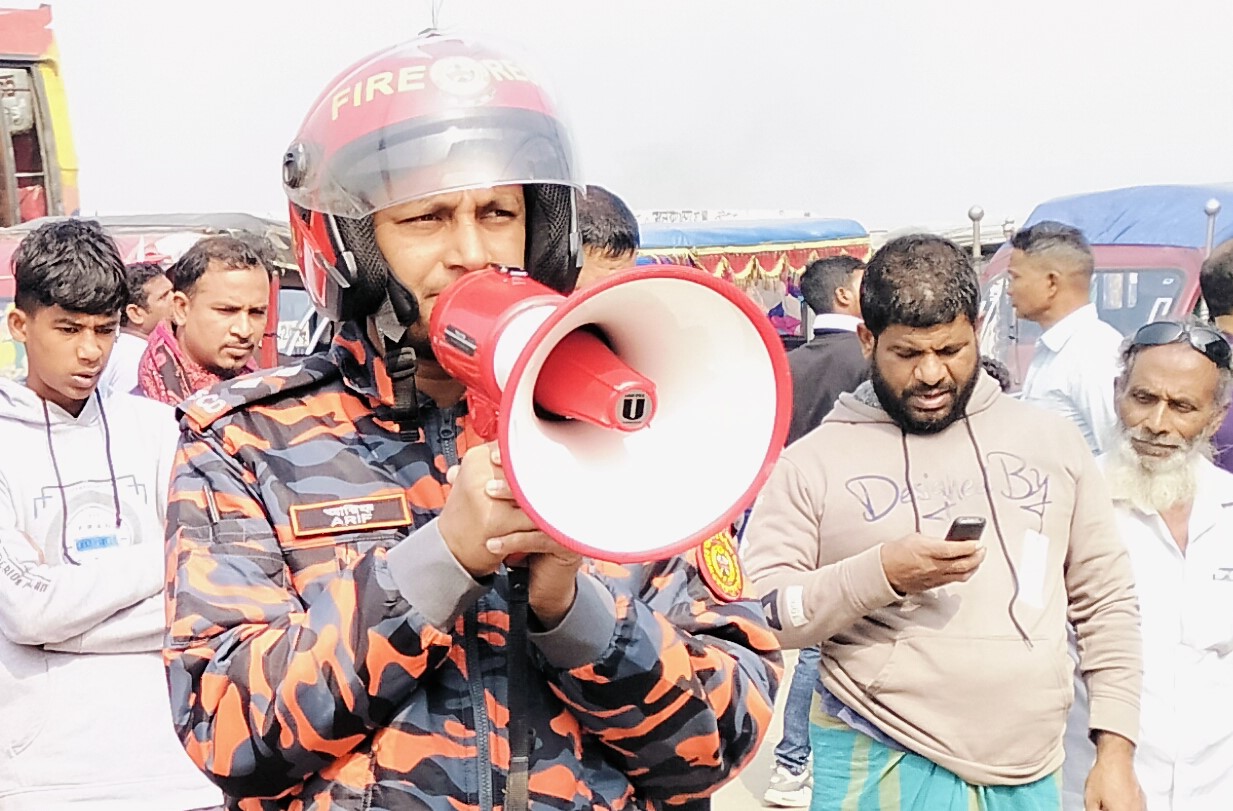 সিরাজদিখানে ফায়ার সার্ভিসের গণসংযোগ ও মহড়া