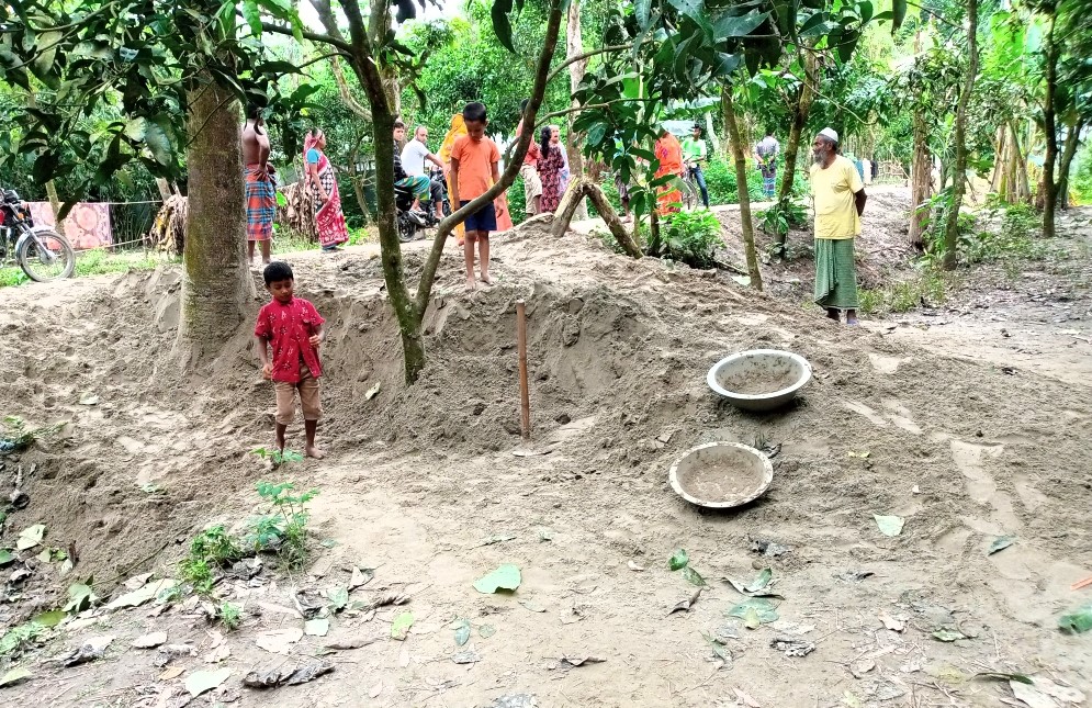 সোনাতলায় জমি সংক্রান্ত বিরোধ, মাটি ফেলে বেদখলের চেষ্টা