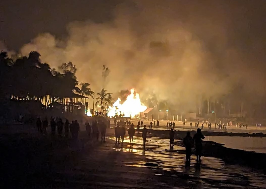 সেন্টমার্টিনে ভয়াবহ আগুন, কয়েকটি রিসোর্ট পুড়ে ছাই