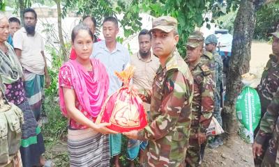 বন্যার্তদের মাঝে লংগদু সেনাজোনের ত্রাণ বিতরণ