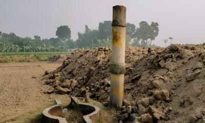 পুঠিয়ায় ফসলি জমিতে অবৈধ পুকুর খনন