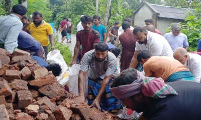 দেবহাটায় বেড়িবাঁধ রক্ষায় জামায়াত