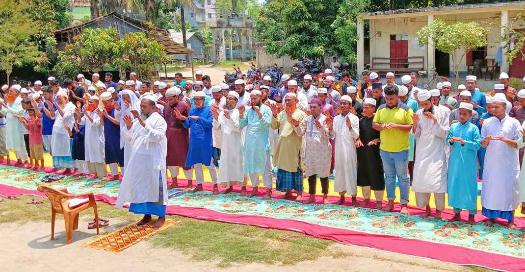 লোহাগড়ায় বৃষ্টি চেয়ে কান্নায় ভেঙে পড়লেন মুসল্লিরা