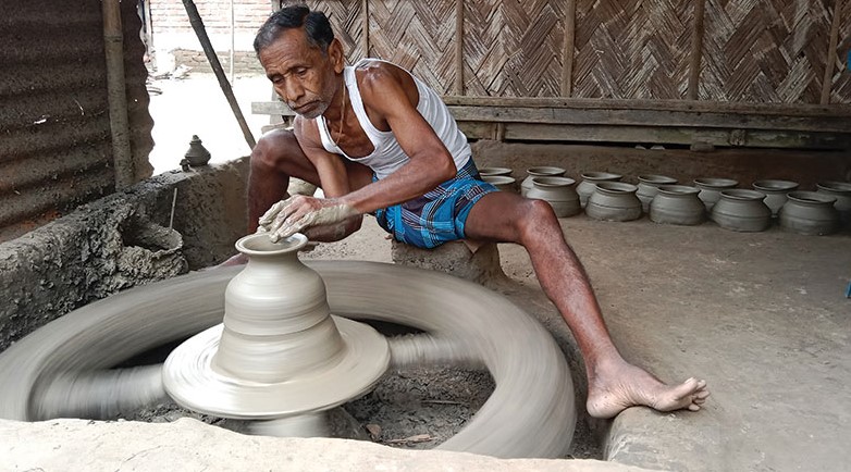 নড়াইলে অস্তিত্ব সংকটে পড়েছে মৃৎশিল্প